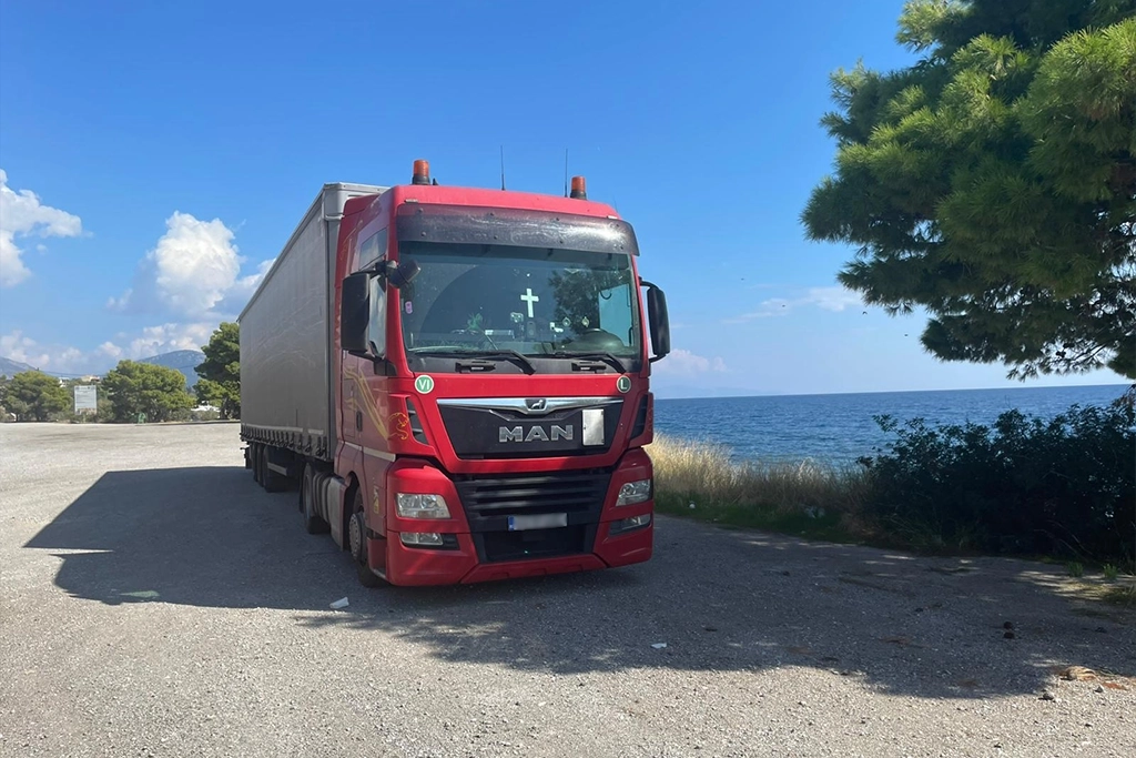 camion Ma si semiremorca la pauza intr-un peisaj frumos