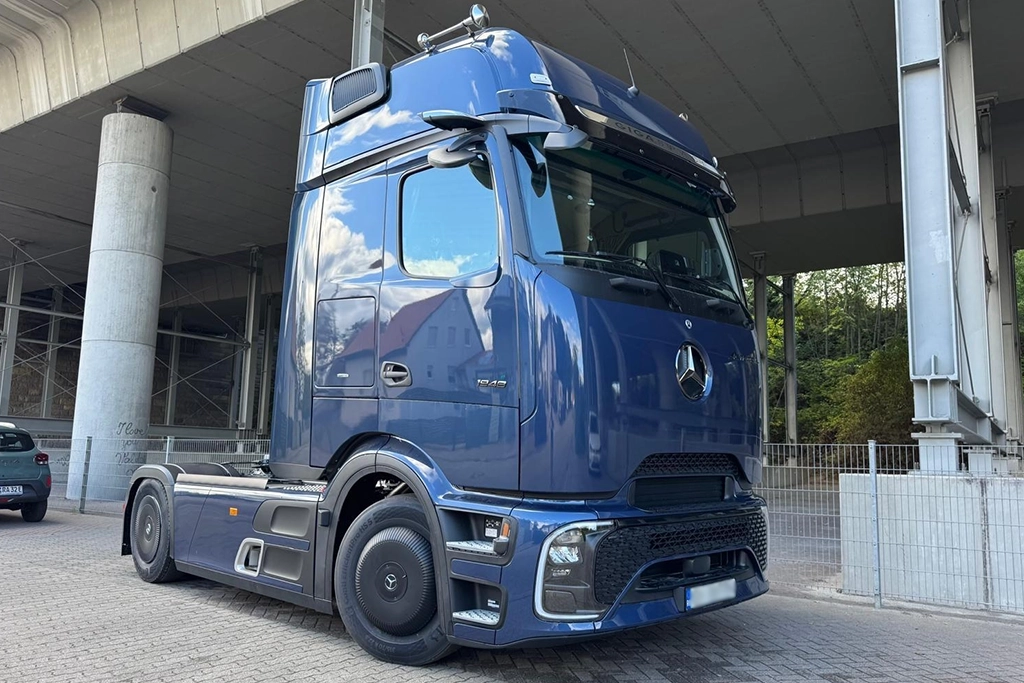 camion modern si dotat din flota firmei Frank Sinatra Srl