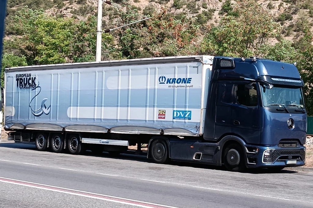 ansamblu camion Mercedes Benz si semiremorca cu prelata pentru transport marfuri