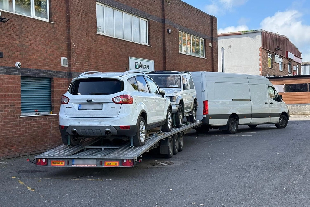 ansamblu microbuz si platforma pentru transport autovehicule