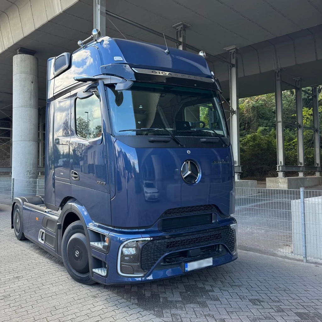 camion modern Mercedes Benz apartinand firmei Frank Sinatra Srl